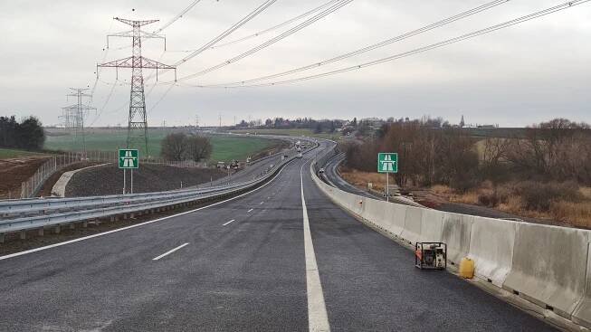 Česko má další kus dálnice. Rozšířením obchvatu Panenského Týnce na D7 přibylo 3,5 km