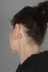 Tetování na krk pro ženy a pro muže, motivy tetování na krk, bolest při tetování na krk, cena tetování na krk - Black House