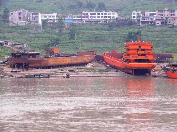 Soubor:Yangzi river ship yard on river bank.jpg – Wikipedie