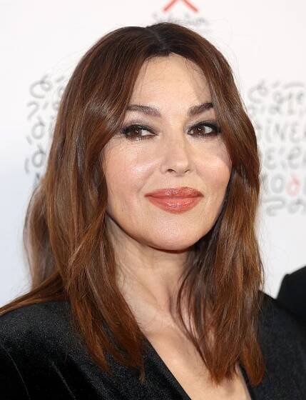 Monica Bellucci našla recept, jak nestárnout. Držte si svůj módní styl a ostříhejte ofinu
