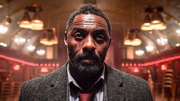 Seriál Luther není podle šéfky diverzity BBC správně,černý’. Idris Elba v něm nejí karibská jídla