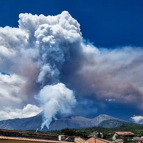 Sopka Etna znovu vychrlila lávu, vyděšení turisté museli utéct