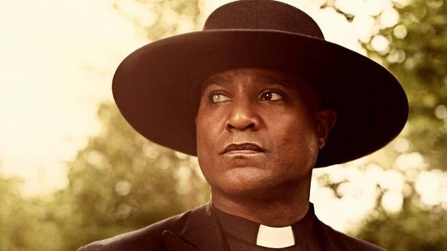 otec Gabriel Stokes (Seth Gilliam)