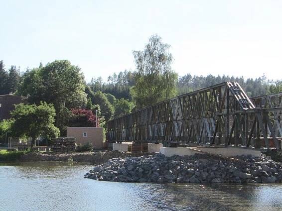 Podívejte se, provizorní most v Plané nad Lužnicí hlídá jedenáctičlenná ochranka