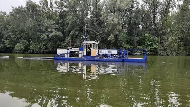 Po jezeře v zámeckém parku pluje sací bagr. Začalo čištění dna