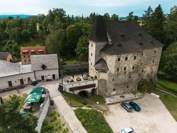 Pobyt na hradě Vildštejn pro pár i rodinu: možnost jídla, prohlídka i degustační večeře