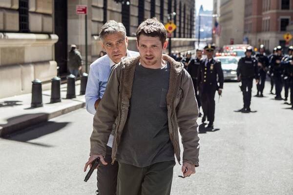 Hra peněz - Z filmu - George Clooney, Jack O'Connell