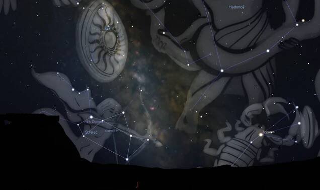 Poloha souhvězdí Střelce a Štíra nad obzorem s ilustračními obrázky 15. 7. 2025 23:45 SELČ. Zdroj: https://stellarium.org