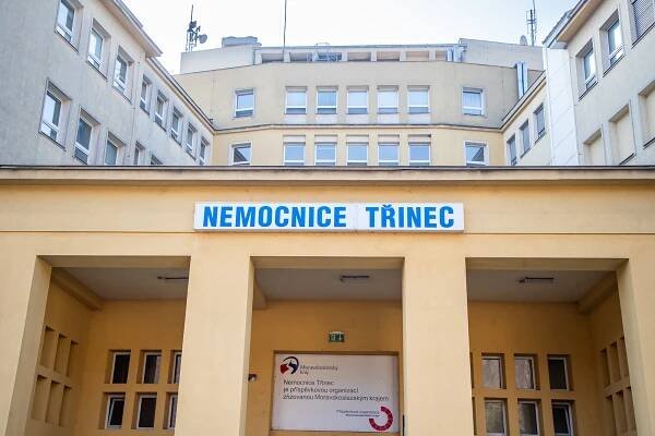 Razie v třinecké nemocnici: Sosnu obsadili policisté, odvedli ředitele Veverku