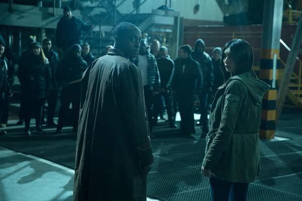 Humans - Epizoda 8 - Z filmu - Ivanno Jeremiah, Gemma Chan