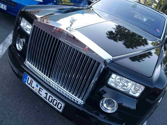 Rolls-Royce je doma v Monaku - Zpětné zrcátko