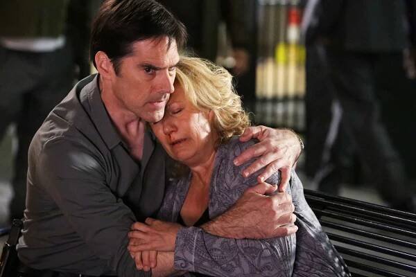 Thomas Gibson as Aaron Hotchner and Jayne Atkinson as Erin Strauss on 'Criminal Minds'