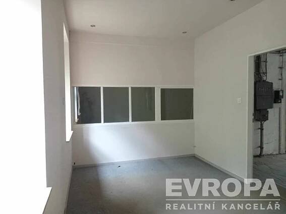 Pronájem skladových prostor 700 m2, Liberec, Kateřinky