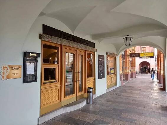 Grandhotel Zvon v Českých Budějovicích. Vstup do restaurace z náměstí Přemysla Otakara II.
