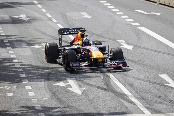 FOTO: Formule 1 v Česku. Centrem Prahy se proháněl David Coulthard