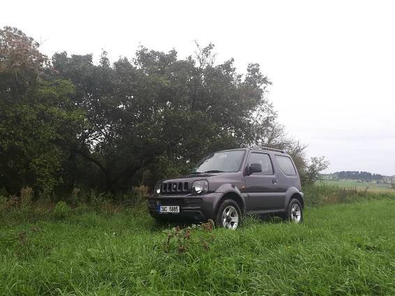 Suzuki Jimny je parťák pro cesty i necesty. Je vysazený na zdolávání „kozích“ stezek, i když bourat byste v něm nechtěli. Jak jezdí coby ojetina?
