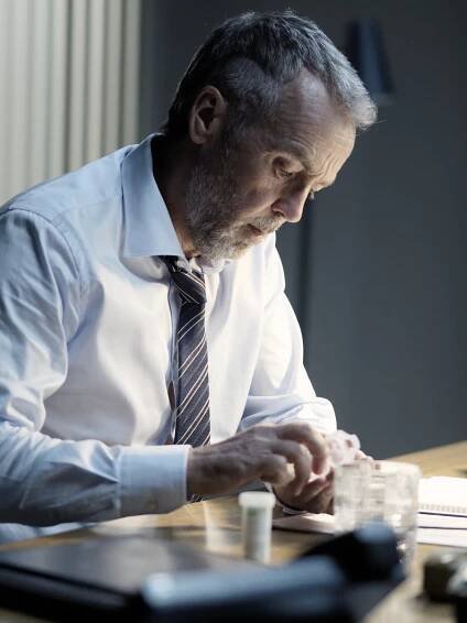 Transplant - Season 1 - Trigger Warning - Z filmu - John Hannah