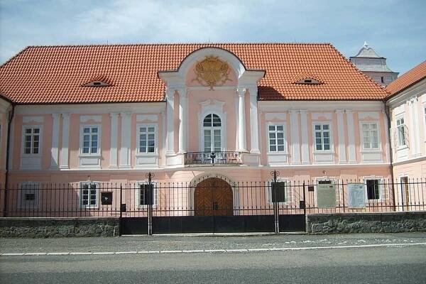 Český architekt koupil ruinu zámku používanou jako kravín. Podívejte, jaký z něj vytvořil zázrak