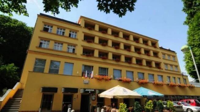 Sanatorium Janáček je dominantou lázní,  která v době své výstavby v roce 1929 nesla název Grandhotel Klíč