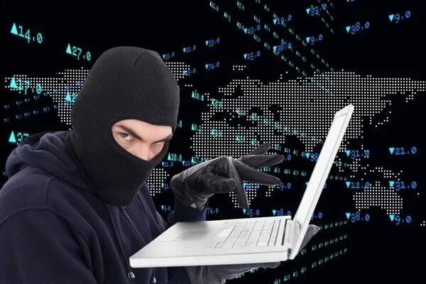 Hacker používající svůj notebook proti světy mapa — Stock obrázek