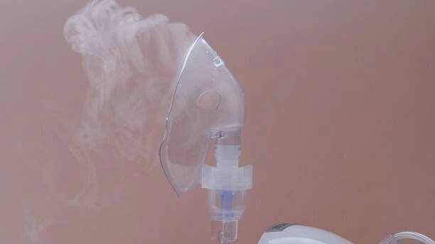 lékařské vybavení a léky na astma. nebulizátor, inhalátor, podložka, mlhovina, protizánětlivé léky na astma. bronchiální astma, koncept alergie - sopel - stock snímky, obrázky a fotky