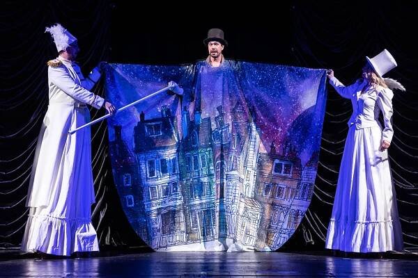 Pan Scrooge v Moravském divadle. Herci museli ovládnout chůdy i brusle