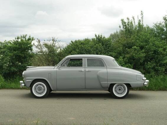 Studebaker je dávno zaniklá americká značka, která vyráběla superpohodlná auta. Champion DeLuxe je toho skvělým důkazem