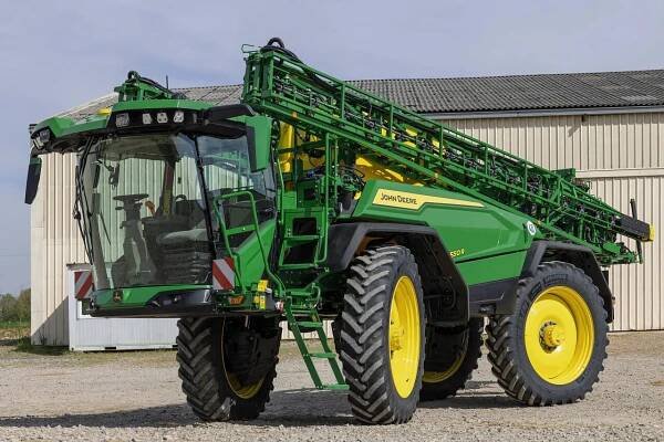 Nový vlajkový postřikovač John Deere 500R láká na precizní postřik, stabilitu ramen a pohodlí