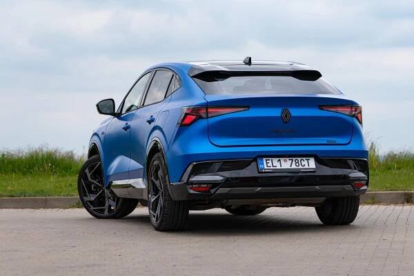 Pozor, neplést s BMW! Vlajkový Renault Rafale vypadá úžasně, navíc zlevnil o 130 tisíc. Stačí překousnout jediný kompromis