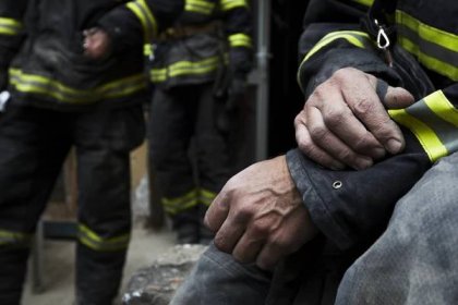 Galerie: Stomilionová škoda při požáru haly v Horní Cerekvi. Zasahovaly desítky hasičů - Galerie - Echo24.cz