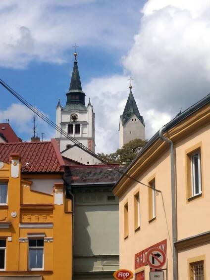 TO JE NAŠE MĚSTO: Vimperk – pohled z Kaplířovy ulice na věž městské zvonice a kostela na náměstíZa krásnější Vimperk | Za