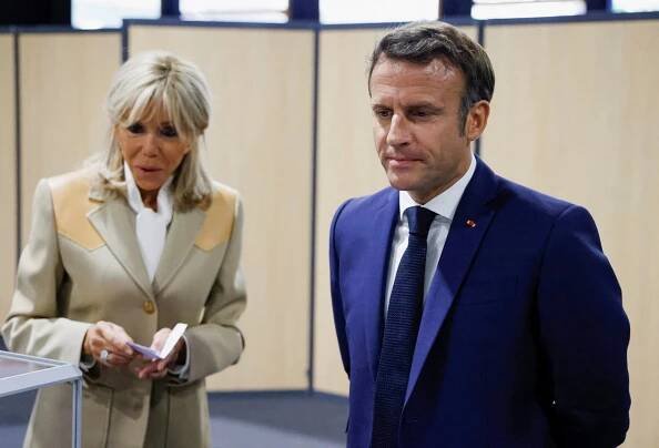 Macronovi u voleb rozdávali úsměvy, výsledek ale bude velmi těsný! Vyhrát může i Mélenchonova unie