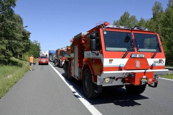 VIDEO, FOTO: Dálnici D5 ve směru na Plzeň zablokovala hromadná nehoda