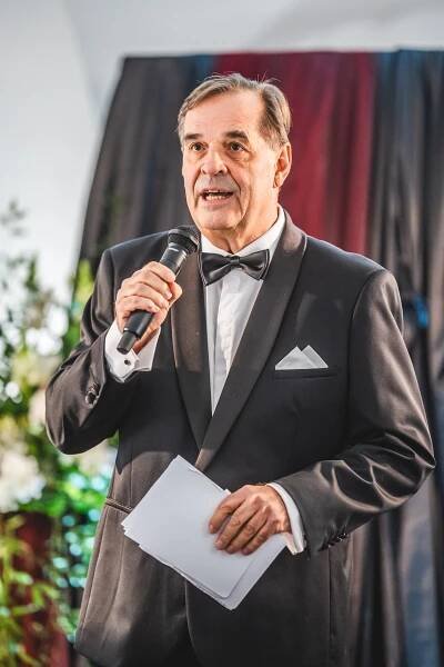 Miroslav Etzler po zhubnutí 25 kilo poprvé ve společnosti: Takhle herec vypadal v obleku, fanynky se nestačí divit