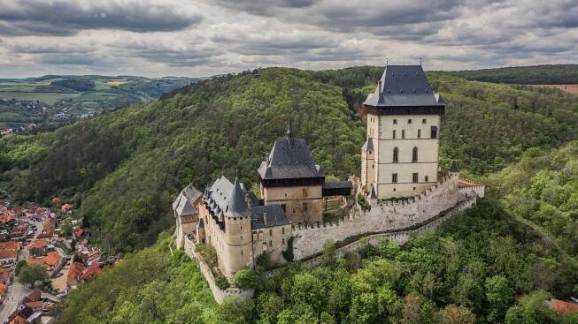 Karlštejn a jeho kouzelné okolí: Za krásou historie a přírody