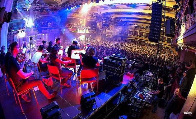 Harlej slavil ve vyprodané Lucerně se symfonickým orchestrem a Otou Balagem