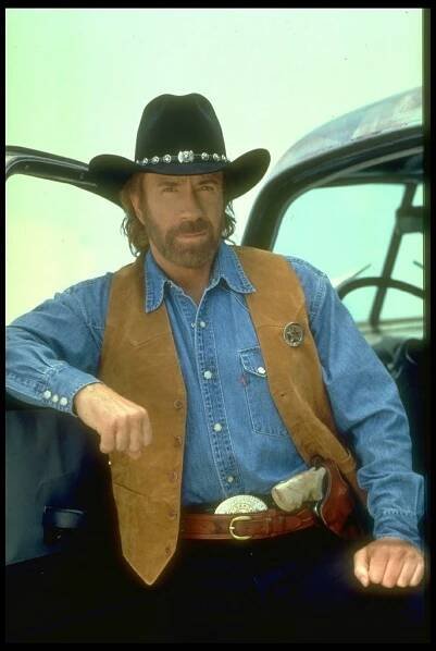 To si Chuck Norris nenechá líbit. S Jennifer Love Hewitt je nejhorším hercem planety