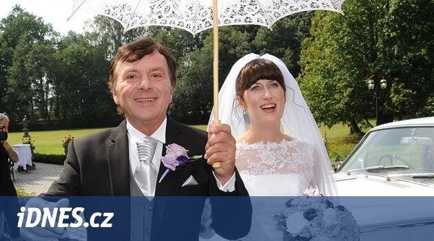Trávníček se počtvrté oženil, místo kočáru jela nevěsta Rolls-Roycem - iDNES.cz