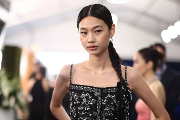 Squid Game's HoYeon Jung Rocks a Meaningful Hair Ribbon at the 2022 SAG Awards — See Photos