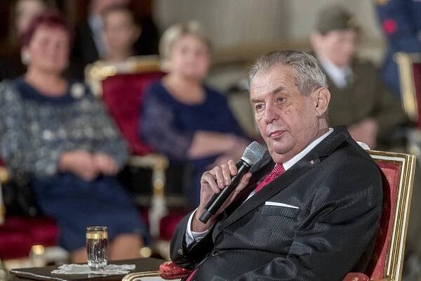 Řády k 28. říjnu jsou v ohrožení. Přestože Hrad chystá standardní předávání, vše může být jinak