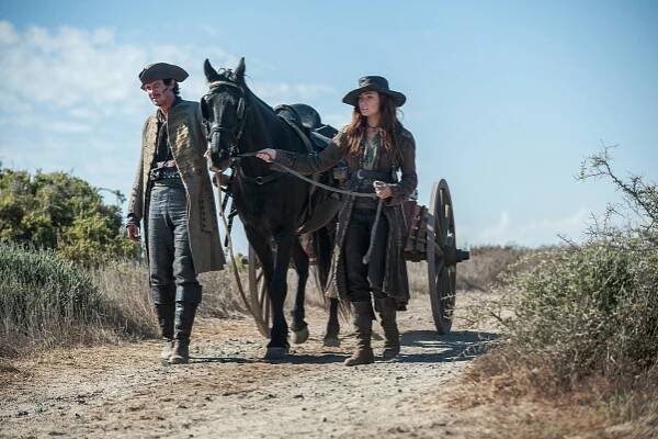 Pod černou vlajkou - Otázka důvěry - Z filmu - Toby Schmitz, Clara Paget
