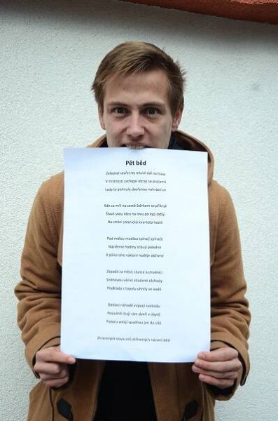 Básník Tomáš Abraham: Za umění z Mostu? Pod most a v padesáti z něj skočit