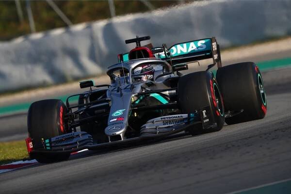 Fotka: V Mercedesu se Lewis Hamilton stal mistrem světa F1 šestkrát