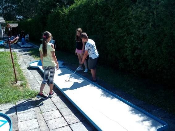 Minigolf v kempu - Oficiální stránky obce Milovice u Hořic