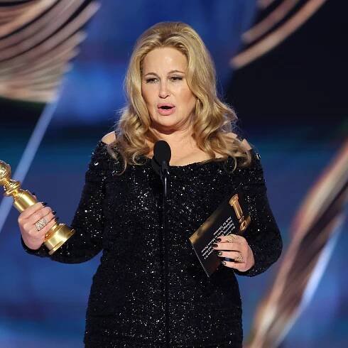 Watch Jennifer Coolidge’s Emotional Golden Globes Acceptance Speech