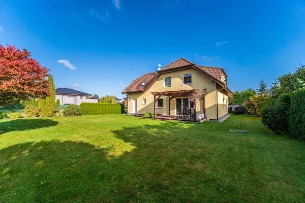 PRODÁNO 2/2025. Prodej krásného domu 6+kk o ploše 222 m2, pozemek 776 m2, Praha Koloděje | I.P.R. Real Estate nemovitosti