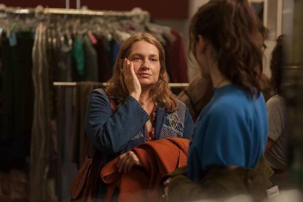 Tiny Beautiful Things -- “Pilot” - Episode 101 -- We meet Clare as her husband, Danny, has kicked her out of their home for giving her brother Lucas their daughter Rae’s college fund. But an old friend needs someone to take on his advice column Dear Sugar. And it might be exactly what Clare needs. Frankie (Merritt Wever) and Young Clare (Sarah Pidgeon), shown. (Photo by: Elizabeth Morris/Hulu)