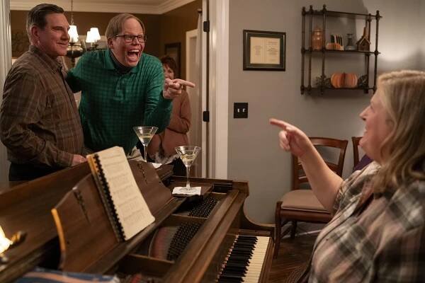 Někdo, někde - Dinky Dinkies - Z filmu - Tim Bagley, Jeff Hiller, Bridget Everett