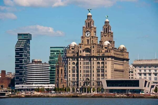 Liver Building a Ferry Terminal, Liverpool, Anglie