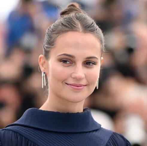 Alicia Vikander just debuted the ultimate "chunky midi bob"